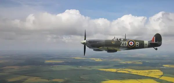 Wing to Wing with a Spitfire (Squadron Leader)